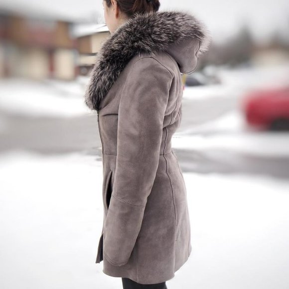 Hooded sheepskin coat with lush silver fox fur trim - Picture 2 of 13